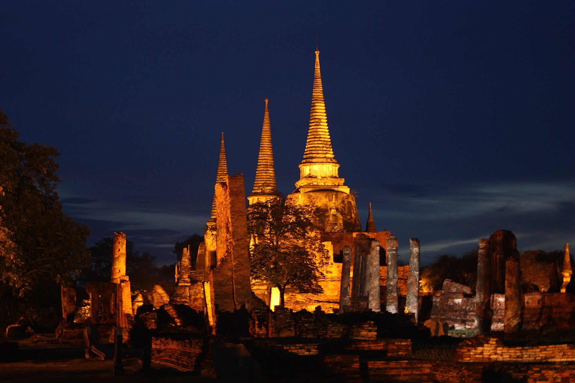 Wat Phra Si Sanphet Ayutthaya at night taken by Irwan Shah Bin Abdullah / https://ehalal.io/