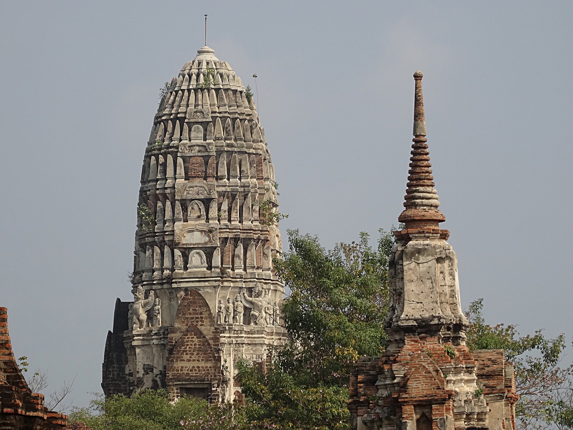 Prang und Chedi im Wat Mahathat Ayutthaya