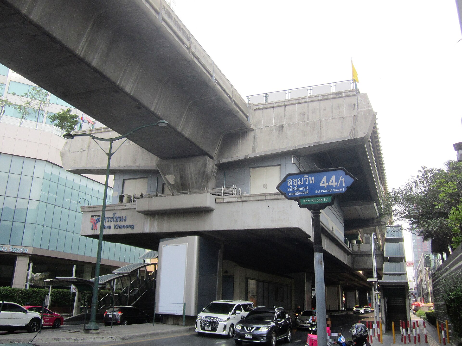 Phra Khanong Station