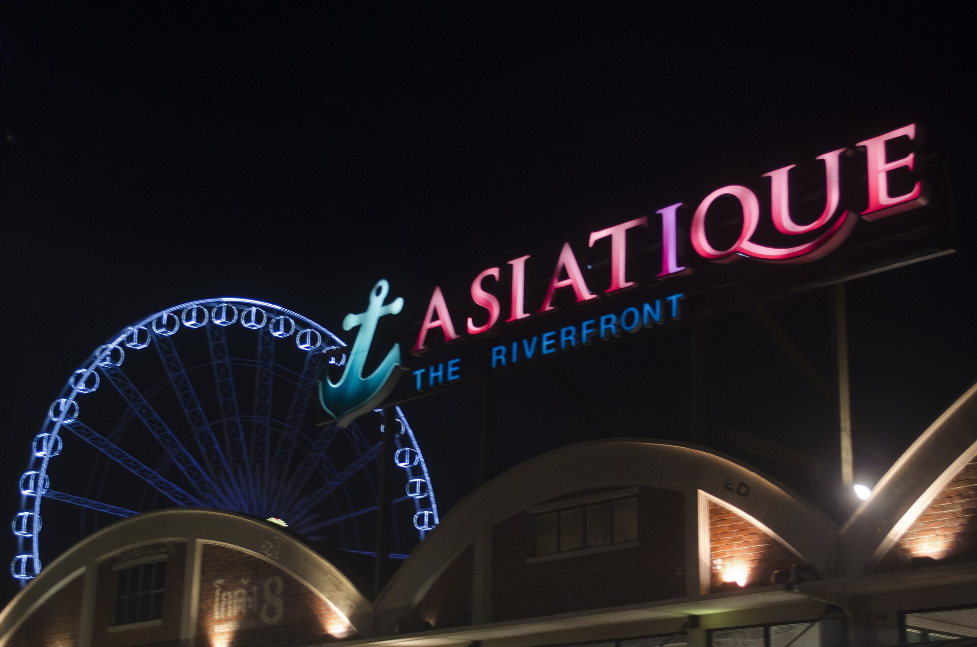 Asiatique glow sign