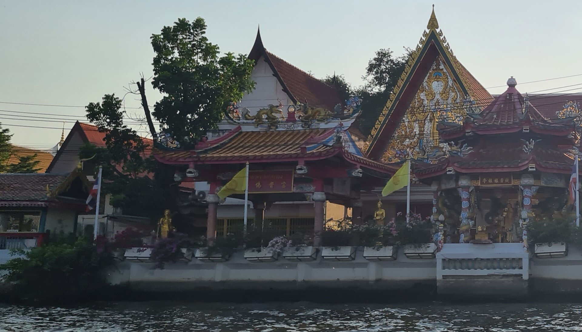 Temple bouddhiste vu du Khlong Bangkok Noi