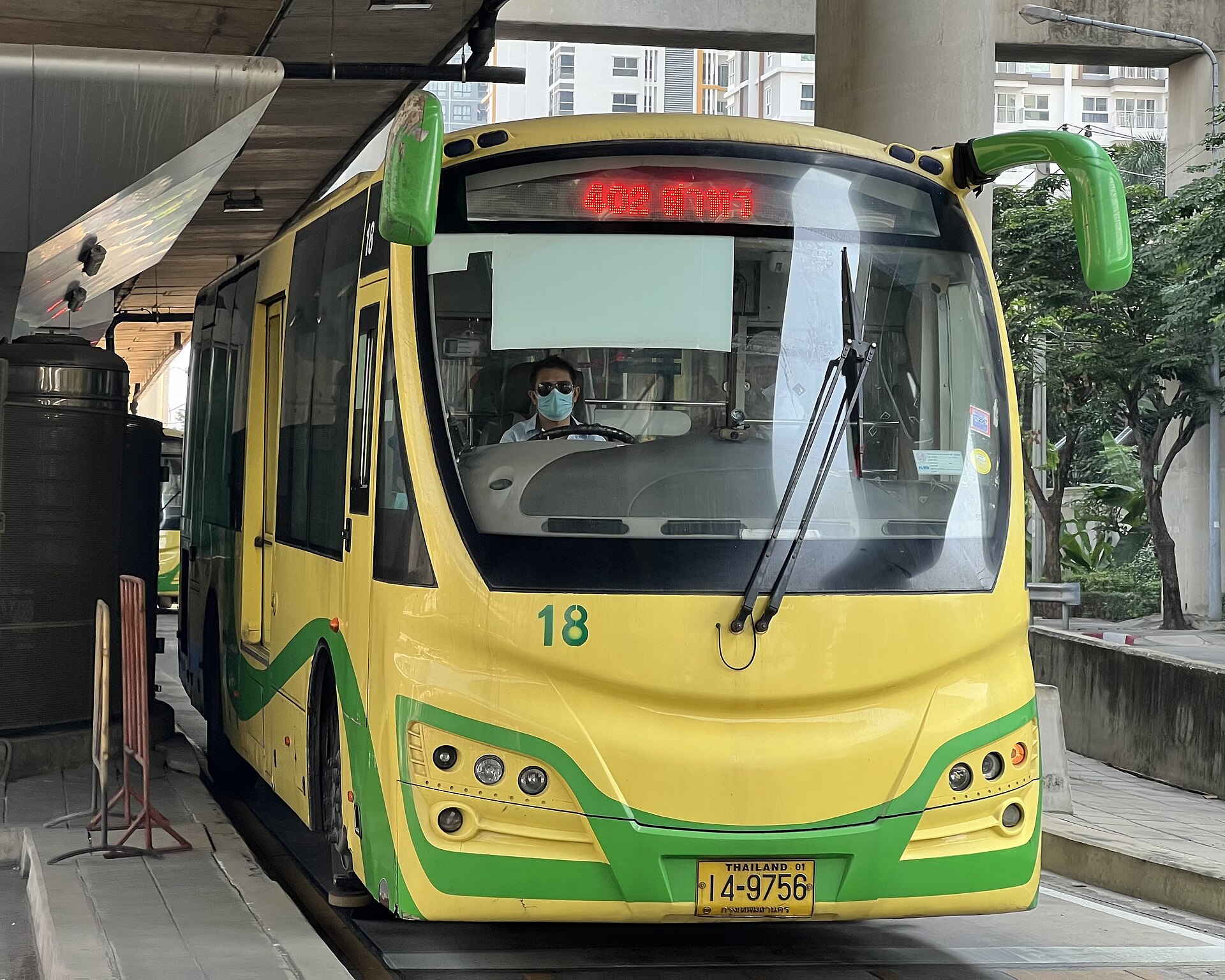 Bangkok Mass Transit System Company’s 18 (14-9756), a Sunlong SLK6125CNG, on the Bangkok BRT. Photo taken on 2024/2/12.