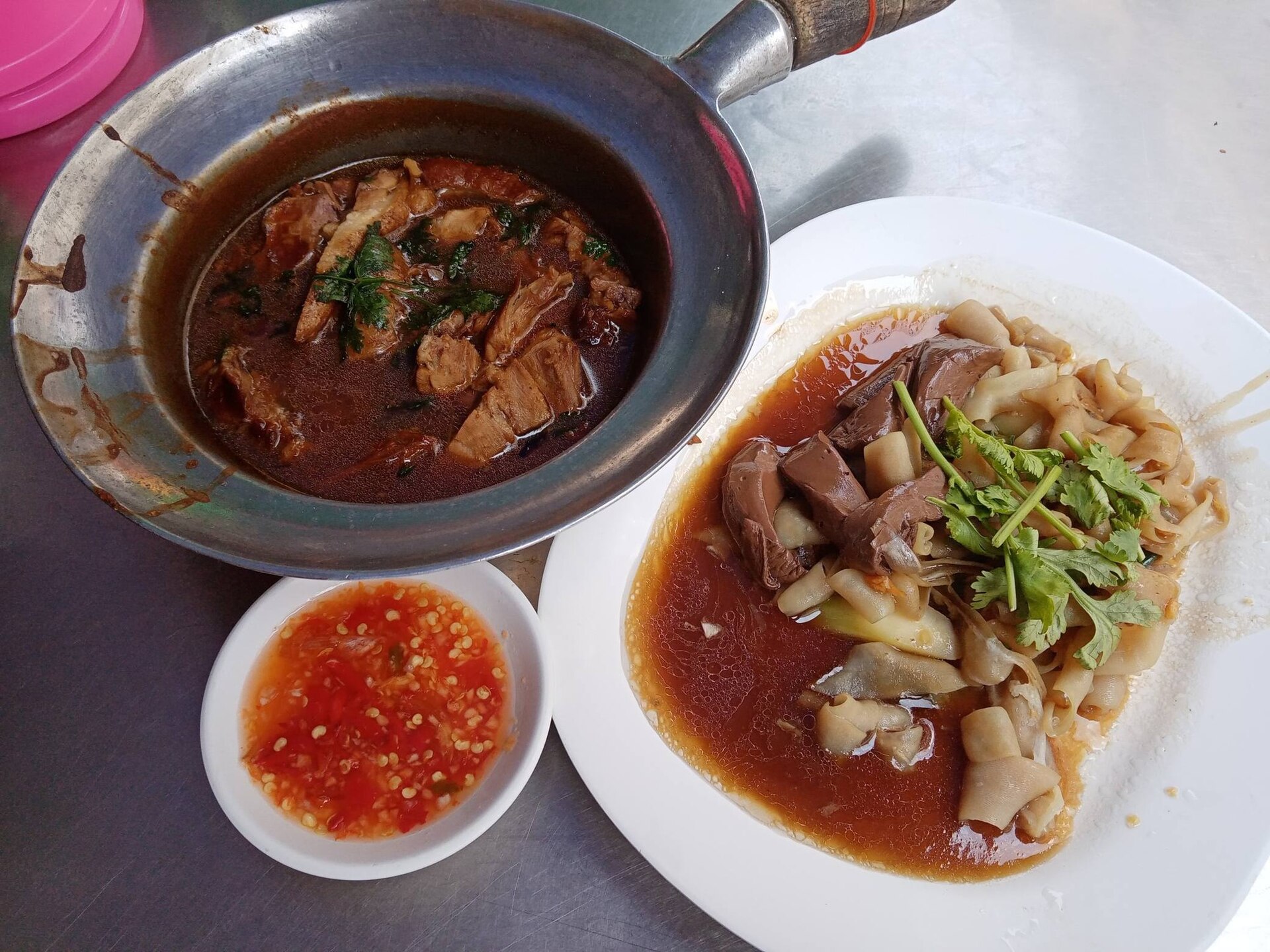Braised duck in clay pot, along with braised duck intestines and duck blood tofu, at Saphan Lueang Duck Noodle Shop (Branch 1), Soi Kit Phanit, Maha Phruettharam Subdistrict, Bang Rak District, Bangkok.
