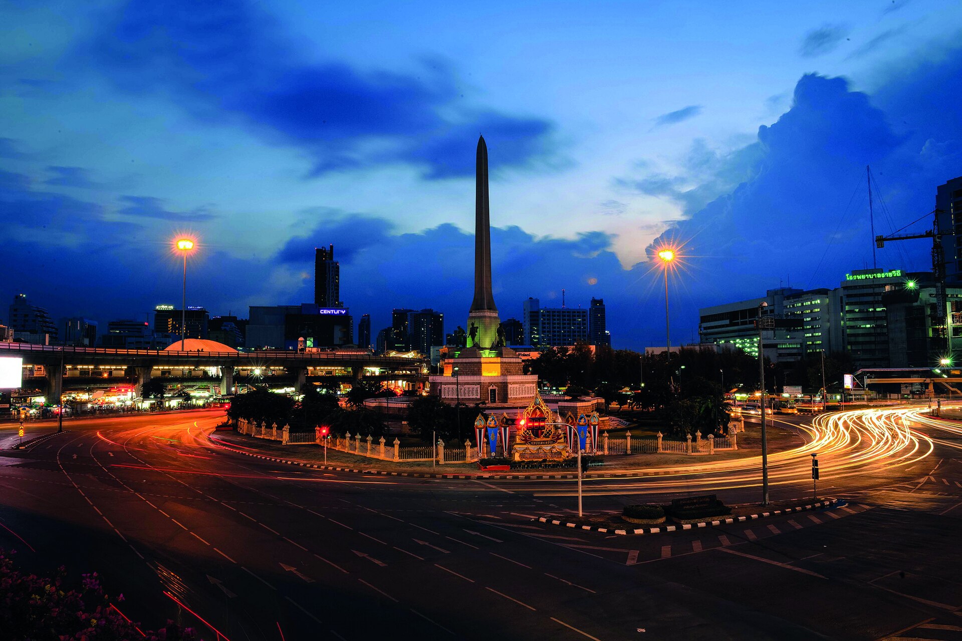 Victory Monument is situated in Ratchathewi district at the centre of Thailand Route 1, between Ratchawithi road and Phaya Thai road. It was constructed in order to commemorate the bravery of 59 officers and civilians who died during a dispute betwee