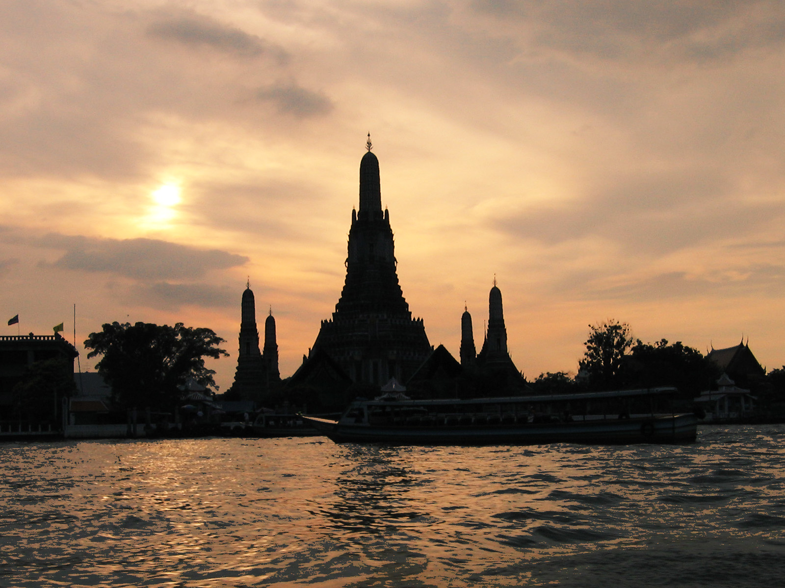 Wat Arun and Sunset Photo by Yosemite.
