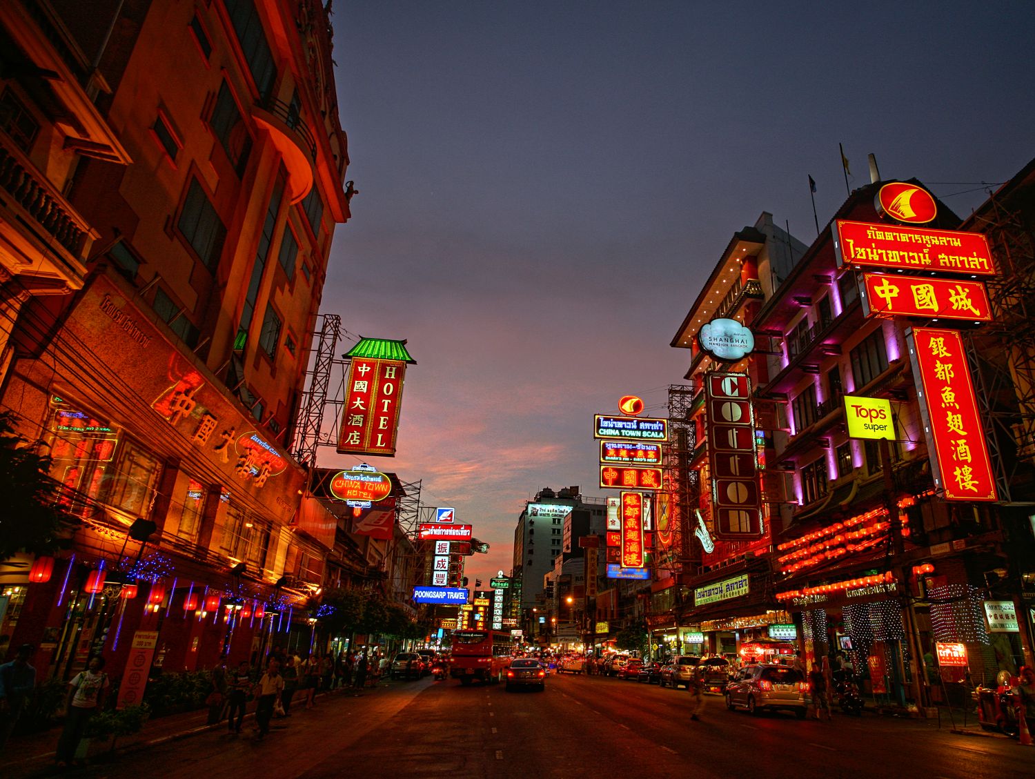 thanon yaowarat around sunset