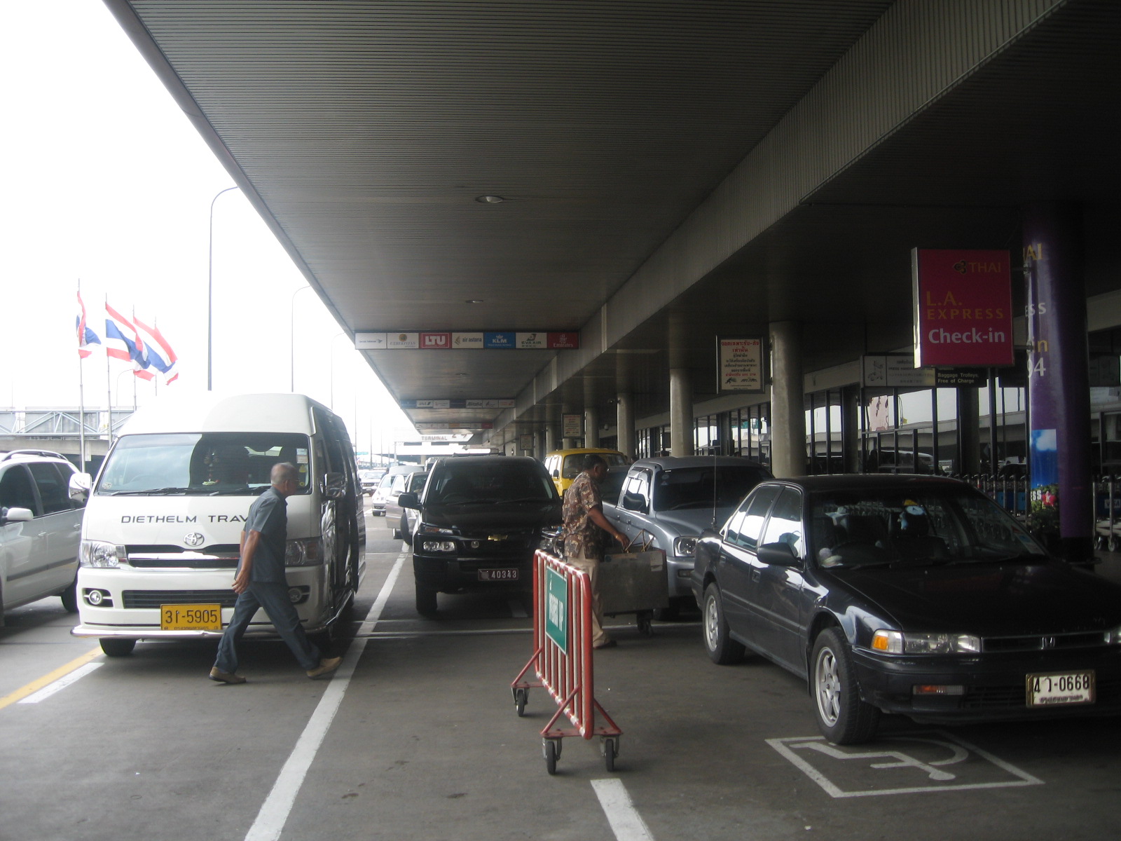 Bangkok (Don Mueang) International Airport, Terminal 2, Departure Driveway.