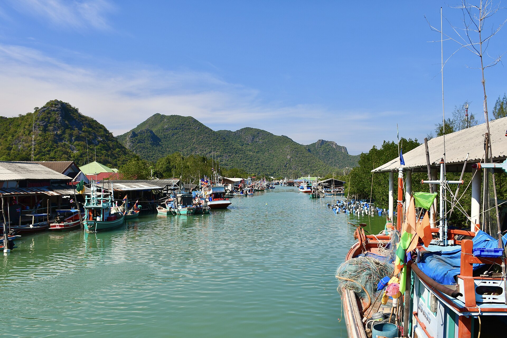 Port du village de Bang Pu, situé à l'intérieur du parc national de Khao Sam Roi Yod, province de Prachuap Khiri Khan, Thaïlande.